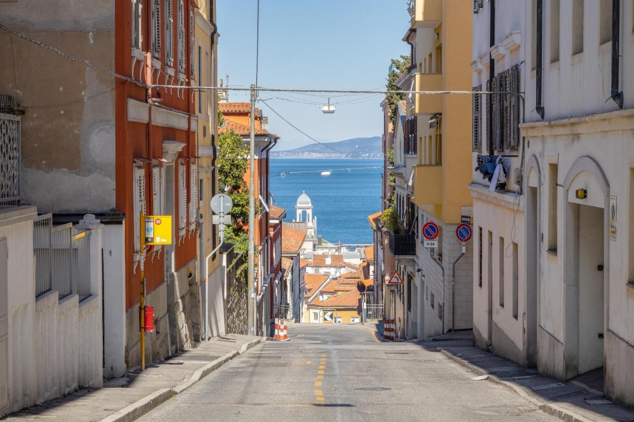 Zola, Charme E Vista Nel Cuore Di Trieste Luaran gambar